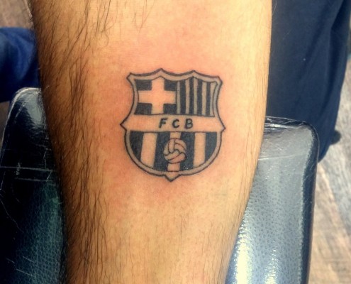 קעקוע סמל קבוצת ברצלונה בכדוררגל על היד