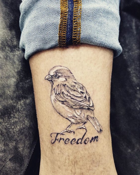 ציפור דרור על הרגל עם כיתוב Freedom